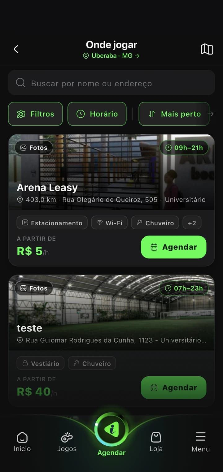 Aplicativo da iSoccer mostrando quadras próximas ao jogador, com distância e preço